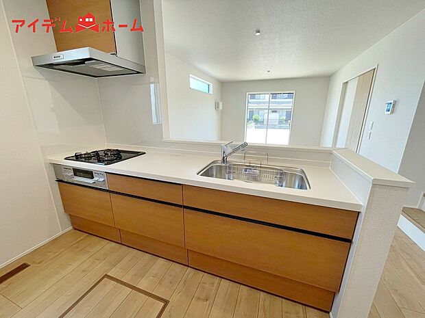 【１号棟　キッチン】ダイニングを見渡せる、
使い勝手の良いシステムキッチン。