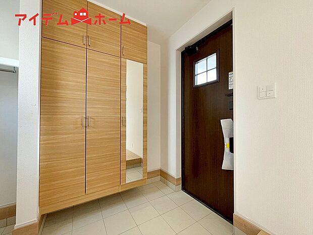 【2号棟 玄関】シンプル且つモダンなエントランス&ホール!
ゆとりを感じさせる上質で明るい空間が住まう人や
訪れる人を心地よく迎え入れてくれます♪