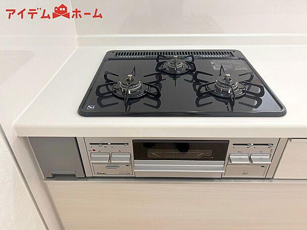 【２号棟　三口コンロ】3口コンロ付きなので、お料理がすごくはかどります。煮込み料理をしながら、焼き物や汁物などをパパパッとお料理可能です。
コンロの数が多いことで時短料理も可能になるのが嬉しいですね。
