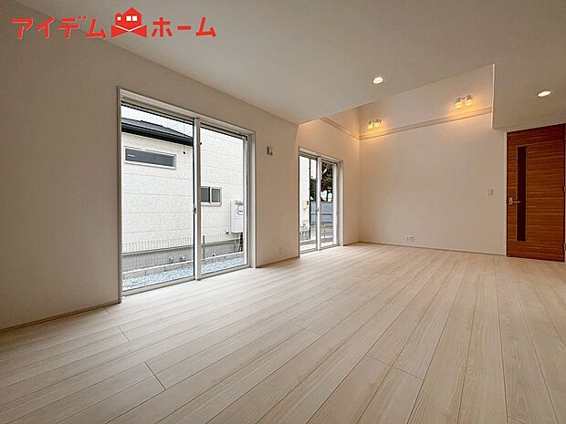 【２号棟　リビング】大きな窓から心地よい陽射しが室内に行き渡り、
くつろぎの空間が広がります。
キッチンで家事をしていても
いつでも家族が近くに感じられます。
