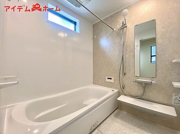 【２号棟　浴室】1坪タイプのバスルーム。
ゆったり足が伸ばせるので、毎日の疲れを癒やせます。
