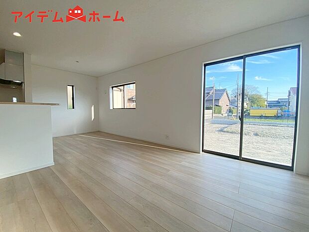 【２号棟　リビング】大きく開いた窓からは、明るい陽射しが射し込みます。
爽やかな風が吹き抜ける心地良いリビングには、
自然と家族が集まります。