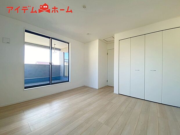 【２号棟　主寝室】広々とした居住空間は日々の暮らしを彩り、
心のやすらぎと満足感を与えてくれます。