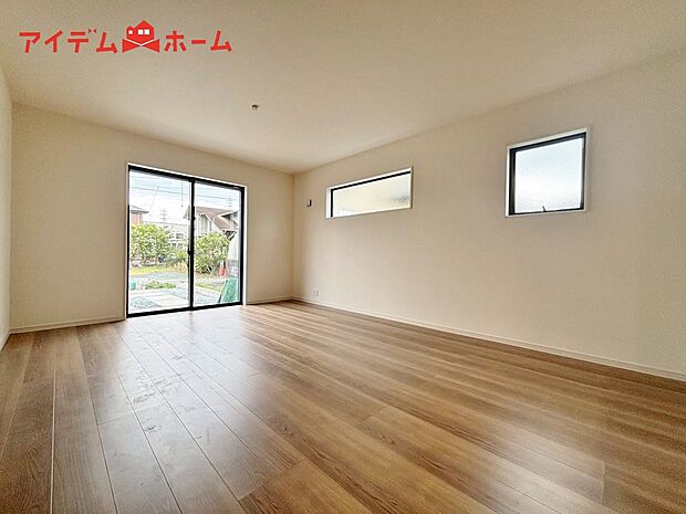 【２号棟　リビング】大きく開いた窓からは、明るい陽射しが射し込みます。
爽やかな風が吹き抜ける心地良いリビングには、
自然と家族が集まります。
