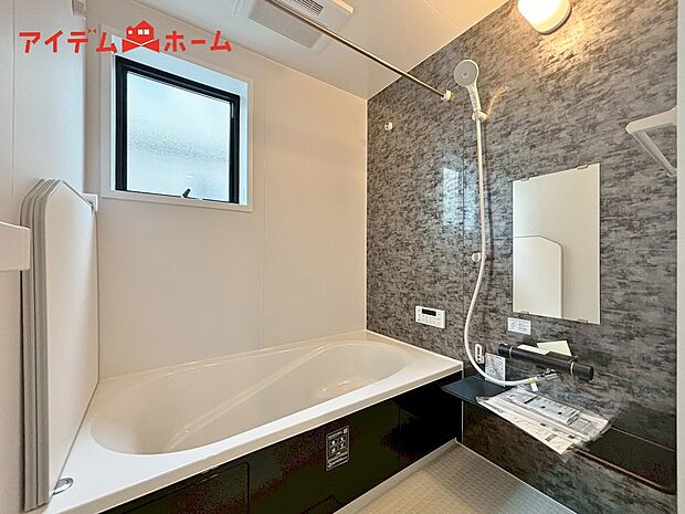 【２号棟　浴室】1坪タイプのバスルーム。
ゆったり足が伸ばせるので、毎日の疲れを癒やせます。
ご家族みんなでも入れます♪
浴室換気乾燥暖房機付きで浴室内干しも可能！
