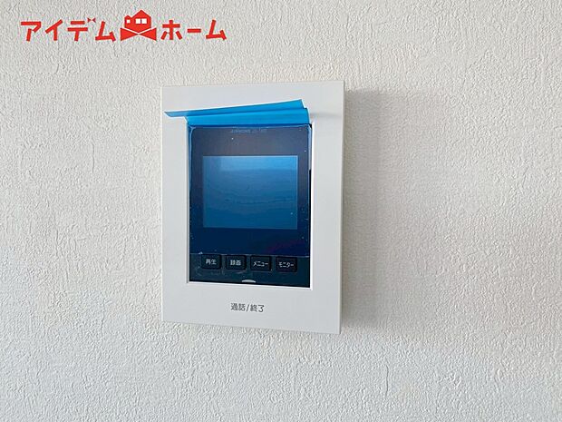 【１号棟　ＴＶモニター付インターホン】奥様やお子さんのみの在宅も安心。ボタンひとつで通話が可能です。
突然の来訪も時間帯に関係なく鮮明な画像で確認することが出来ます。
