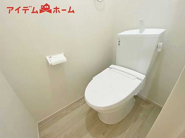 【１号棟　トイレ】温水での洗浄機能がついておりますので、
清潔かつ衛生面も安心です。