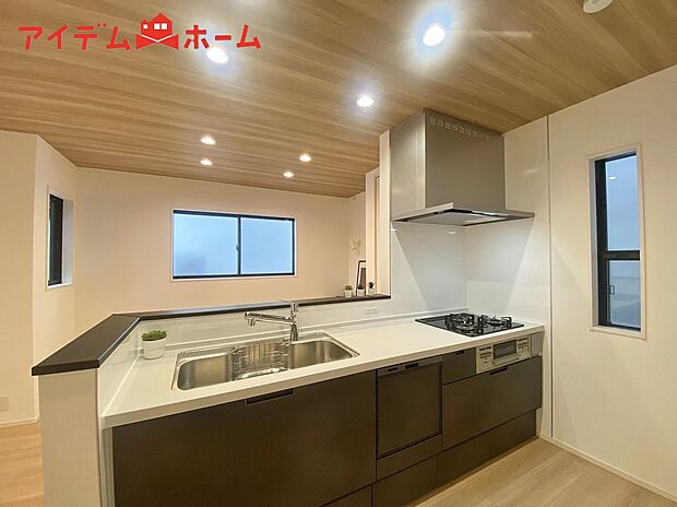 【キッチン】ダイニングを見渡せる、
使い勝手の良いシステムキッチン。
ダイニングとの空間のつながりが、
スペースのゆとりを生み出します♪
