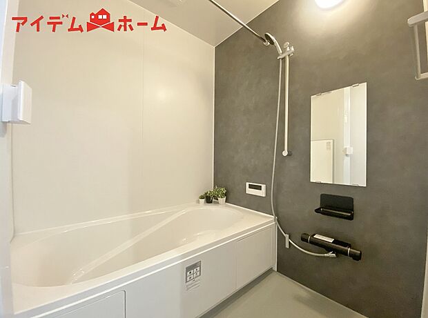 【浴室】1坪タイプのバスルーム。
ゆったり足が伸ばせるので、毎日の疲れを癒やせます。
ご家族みんなでも入れます♪
浴室換気乾燥暖房機付きで浴室内干しも可能！
