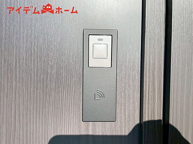 【２号棟　タッチキー】手が塞がっている時にさっと開錠できるカードキー。
また、鍵穴を見つけづらくピッキング被害に遭いにくい事と、鍵の複製も簡単ではないため防犯にも役立ちます。
