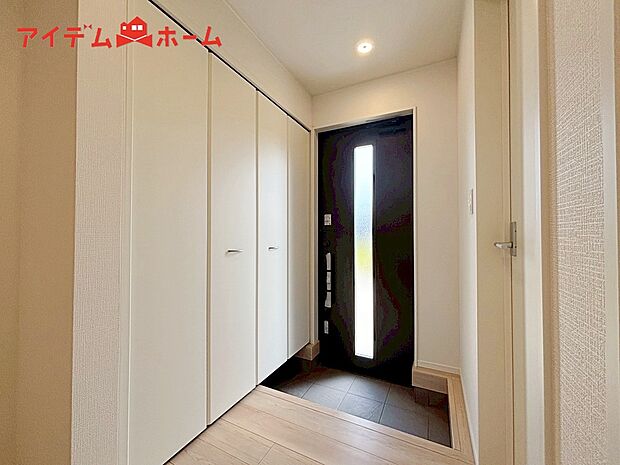 【2号棟 玄関】シンプル且つモダンなエントランス&ホール!
ゆとりを感じさせる上質で明るい空間が住まう人や
訪れる人を心地よく迎え入れてくれます♪