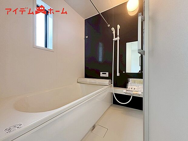 【2号棟 浴室】1坪タイプのバスルーム。
ゆったり足が伸ばせるので、毎日の疲れを癒やせます。
ご家族みんなでも入れます♪