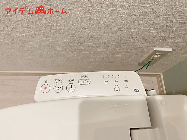 【１号棟　温水洗浄便座】温水での洗浄機能がついておりますので清潔かつ衛生面も安心です。
寒い時期でも暖かい便座に座る事が出来ます！
