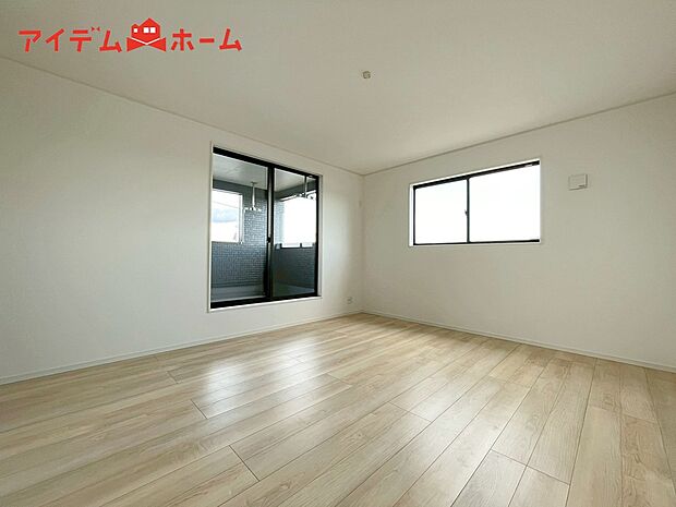 【１号棟　寝室】明るい寝室で心地のいい朝を迎えられそうです。
大きな窓からたっぷりの日差しが降り注ぐ明るい室内。

