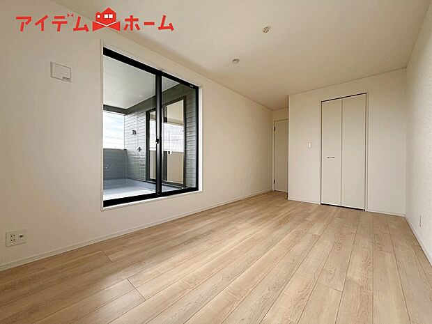 【1号棟 寝室】明るい寝室で心地のいい朝を迎えられそうです。
大きな窓からたっぷりの日差しが降り注ぐ明るい室内。
気持ちの良い朝日を受けて、目覚めの良い健康的な
朝を迎えられそうです。