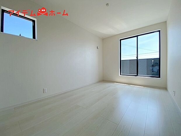 【１号棟　寝室】2面採光がとれる主寝室は南側に窓を設けているため
一日中明るく、気分も明るくなります♪

