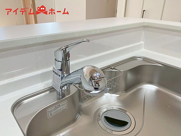 【1号棟 浄水器内蔵型水栓】浄水と原水をボタン一つで切り替え簡単なビルトイン式浄水器水栓を採用。
ワンタッチで浄水・水道の切り替えが可能なシンクです!