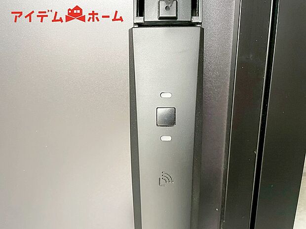 【１号棟　タッチキー】手が塞がっている時にさっと開錠できるカードキー。
また、鍵穴を見つけづらくピッキング被害に遭いにくい事と、鍵の複製も簡単ではないため防犯にも役立ちます。
