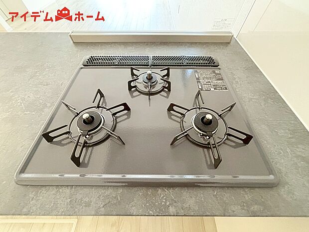 【2号棟 3口コンロ】3口コンロ付きなので、お料理がすごくはかどります。煮込み料理をしながら、焼き物や汁物などをパパパッとお料理可能です。
コンロの数が多いことで時短料理も可能になるのが嬉しいですね。