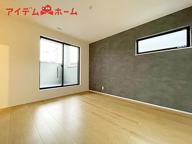 【１号棟　寝室】明るい寝室で心地のいい朝を迎えられそうです。
大きな窓からたっぷりの日差しが降り注ぐ明るい室内。
気持ちの良い朝日を受けて、目覚めの良い健康的な
朝を迎えられそうです。 