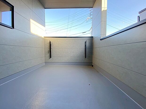 【１号棟　バルコニー】バルコニーは心地よい日差しや
さわやかな風を感じることができます！