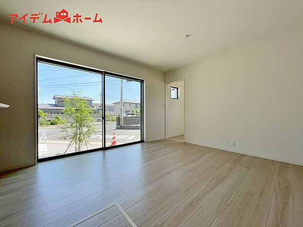 【１７-７　リビング】大きく開いた窓からは、明るい陽射しが射し込みます。
爽やかな風が吹き抜ける心地良いリビングには、
自然と家族が集まります。