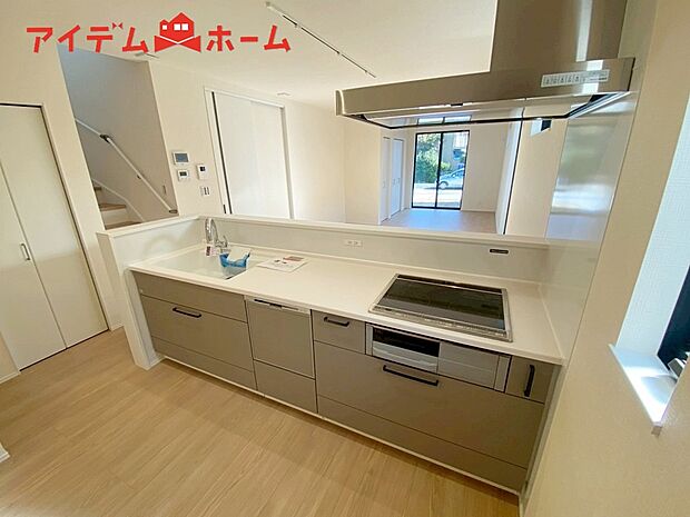 【１号棟　キッチン】ダイニングを見渡せる、
使い勝手の良いシステムキッチン。
ダイニングとの空間のつながりが、
スペースのゆとりを生み出します♪