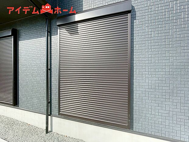 【１号棟　防犯シャッター】防犯、防災の両方で安心のシャッター付。簡単に開閉が可能です。夏は日を防ぎ、冬はあたたかさをキープします。台風対策にも役立ちます。