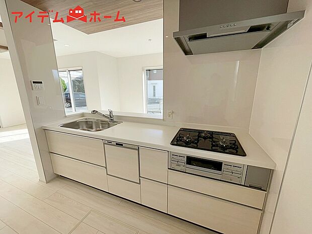 【１号棟　キッチン】ダイニングを見渡せる、
使い勝手の良いシステムキッチン。
ダイニングとの空間のつながりが、
スペースのゆとりを生み出します♪