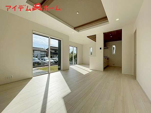 【１号棟　リビング】大きく開いた窓からは、明るい陽射しが射し込みます。
爽やかな風が吹き抜ける心地良いリビングには、
自然と家族が集まります。