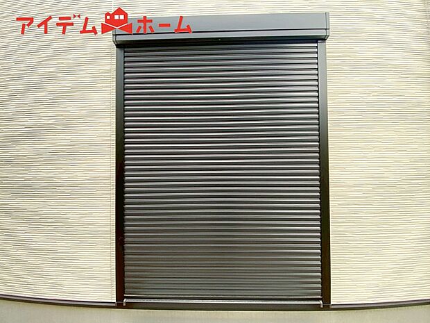 【4号棟 防犯シャッター】防犯、防災の両方で安心のシャッター付。簡単に開閉が可能です。
夏は日を防ぎ、冬はあたたかさをキープします。台風対策にも役立ちます。