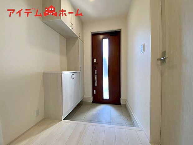 【２号棟　玄関】シンプル且つモダンなエントランス＆ホール！
ゆとりを感じさせる上質で明るい空間が住まう人や
訪れる人を心地よく迎え入れてくれます♪