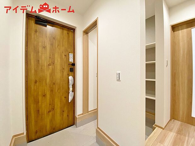 【1号棟 玄関】シンプル且つモダンなエントランス&ホール!
ゆとりを感じさせる上質で明るい空間が住まう人や
訪れる人を心地よく迎え入れてくれます♪