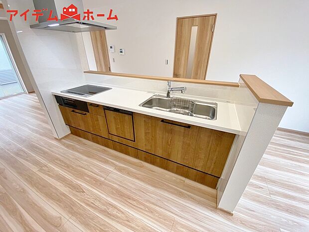 【1号棟 キッチン】ダイニングを見渡せる、
使い勝手の良いシステムキッチン。