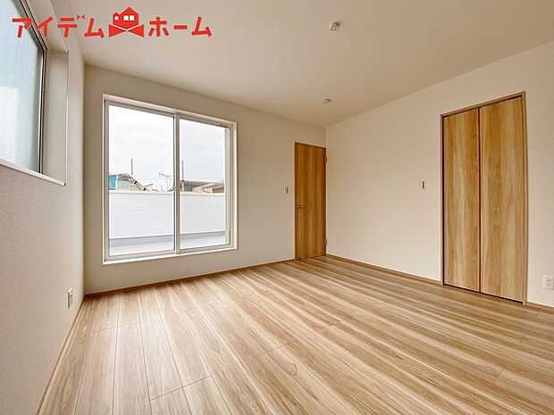 【1号棟 寝室】明るい寝室で心地のいい朝を迎えられそうです。
大きな窓からたっぷりの日差しが降り注ぐ明るい室内。