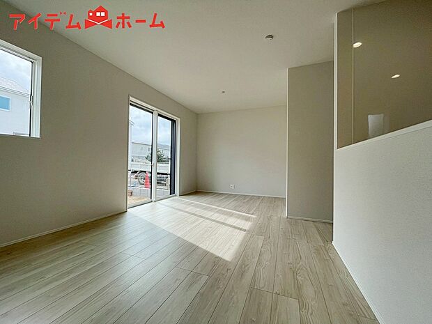 【２号棟　リビング】大きく開いた窓からは、明るい陽射しが射し込みます。
爽やかな風が吹き抜ける心地良いリビングには、
自然と家族が集まります。