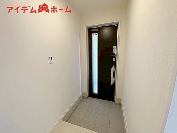 【３号棟　玄関】シンプル且つモダンなエントランス＆ホール！
ゆとりを感じさせる上質で明るい空間が住まう人や
訪れる人を心地よく迎え入れてくれます♪