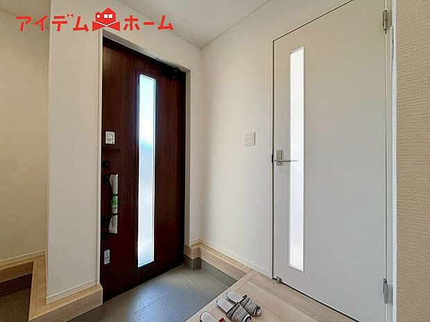 【２号棟　玄関】シンプル且つモダンなエントランス＆ホール！
訪れる人を心地よく迎え入れてくれます。