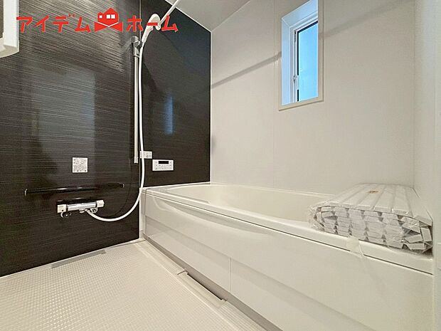 【1号棟　浴室】1坪タイプのバスルーム。
ゆったり足が伸ばせるので、毎日の疲れを癒やせます。
