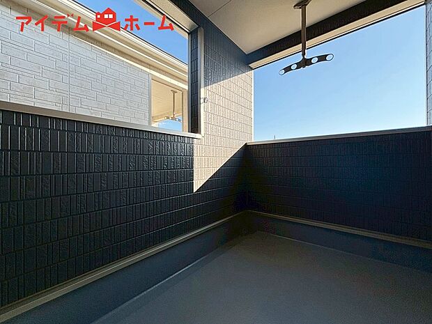 【1号棟　バルコニー】バルコニーは心地よい日差しや
さわやかな風を感じることができます！
