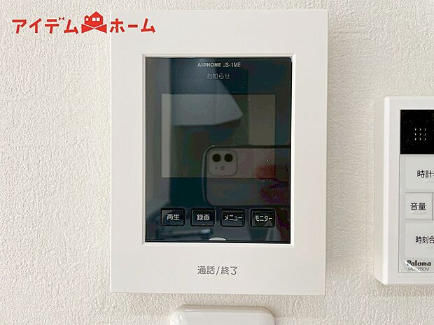 【1号棟　ＴＶモニター付インターホン】奥様やお子さんのみの在宅も安心。ボタンひとつで通話が可能です。
突然の来訪も時間帯に関係なく鮮明な画像で確認することが出来ます。
