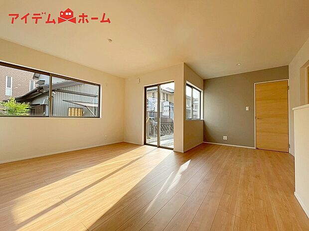 【1号棟　リビング】大きく開いた窓からは、明るい陽射しが射し込みます。
自然と家族が集まる空間です。
