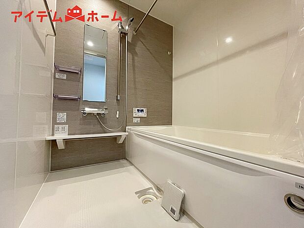 【２号棟　浴室】1坪タイプのバスルーム。
ゆったり足が伸ばせるので、毎日の疲れを癒やせます。