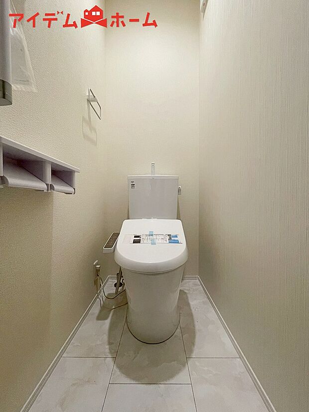 【１号棟　トイレ】温水での洗浄機能がついておりますので、
清潔かつ衛生面も安心です。
