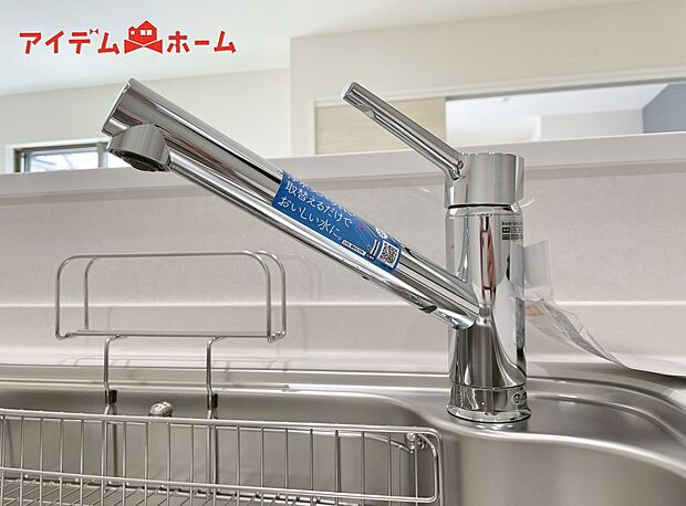 【１号棟　浄水器内蔵型水栓】浄水と原水をボタン一つで切り替え簡単なビルトイン式浄水器水栓を採用。
ワンタッチで浄水・水道の切り替えが可能なシンクです！