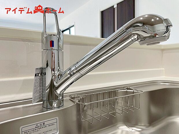 【１号棟　浄水器内蔵型水栓】浄水と原水をボタン一つで切り替え簡単なビルトイン式浄水器水栓を採用。
ワンタッチで浄水・水道の切り替えが可能なシンクです！