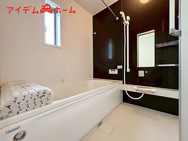 【２号棟　浴室】1坪タイプのバスルーム。
ゆったり足が伸ばせるので、毎日の疲れを癒やせます。