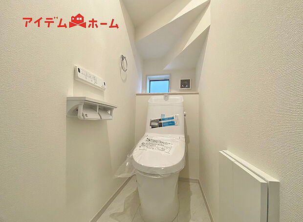 【2号棟 トイレ】温水での洗浄機能がついておりますので、
清潔かつ衛生面も安心です。