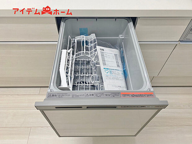 【2号棟 自動食器洗乾燥機】手間・時間をかけず、効率よく食器類を洗浄。家事の時間を大幅に短縮出来ます。
かつ節水効果にも優れた食洗機を標準装備。スライド式なので場所も取りません。