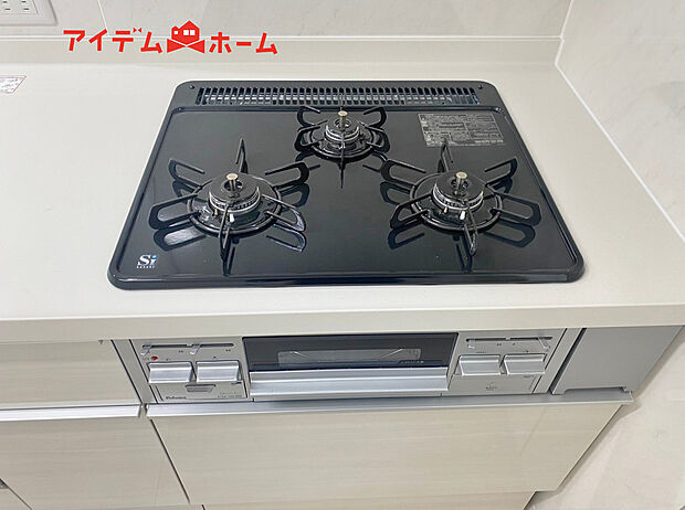 【2号棟 3口コンロ】3口コンロ付きなので、お料理がすごくはかどります。煮込み料理をしながら、焼き物や汁物などをパパパッとお料理可能です。
コンロの数が多いことで時短料理も可能になるのが嬉しいですね。